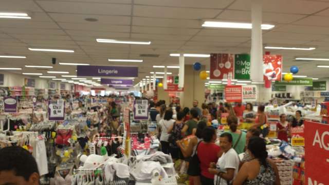 Cliente enfrenta fila para aproveitar desconto de at&eacute; 50% em shampoo