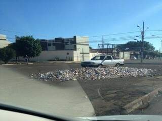 Internauta registrou momento que veículo passa sobre o lixo na rua da feira (Foto: Repórter News)