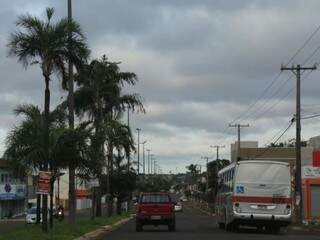 Avenida Manoel da Costa Lima, em Campo Grande, na manhã deste sábado: tempo deve ficar parcialmente nublado de manhã e pode chover durante a tarde (Foto: Marcos Ermínio)