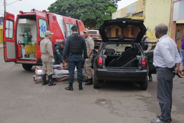 Mulher desmaia dentro de carro no Centro e mobiliza pol&iacute;cia e bombeiros