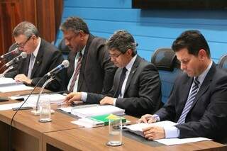 Parlamentares integrantes da CPI durante audiência de leitura do relatório. (Foto: Divulgação)