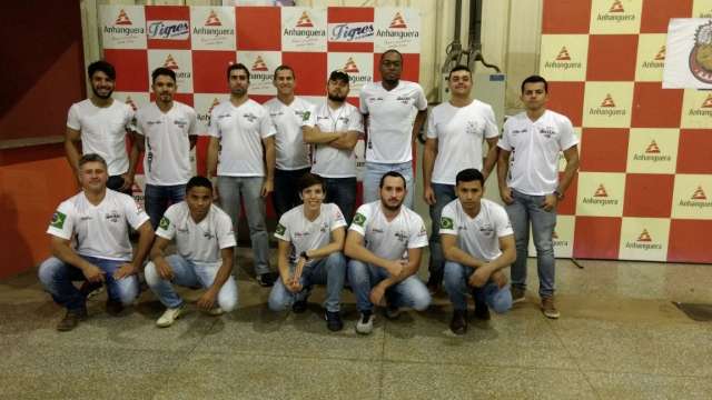 Estudantes fazem rifa de v&ocirc;os para disputar campeonato de aeromodelismo