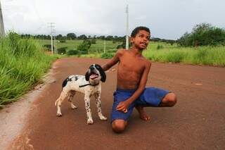 Aos 12 anos, Vitor já resgatou quatro cães que foram abandonados no bairro. (Foto: Alcides Neto)