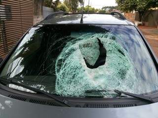 Carro com para-brisa destruído por pedras, supostamente jogadas por índios (Foto: Itaporã News)