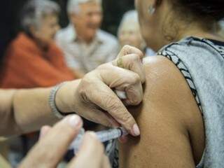 Vacinação em idosos. (Foto: Agência Brasil)