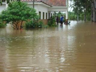 Ontem, chuva provocou inundação de asilo em Miranda. (Foto: Facebook)