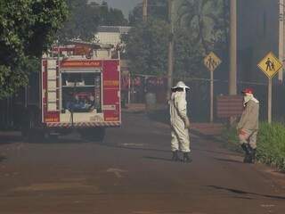 Bombeiros na rua onde ataque aconteceu, em Nova Alvorada do Sul. (Rodrigo Rodrigues/Nova Alvorada News).