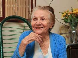 Dona Justa diz ser centenária, professora aposentada e, até hoje, ajuda os &quot;concurseiros&quot; de plantão. (Foto: Marina Pacheco)