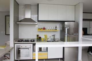 Cozinha - Para quebrar a seriedade do ambiente, arquiteto usou elementos amarelos. 