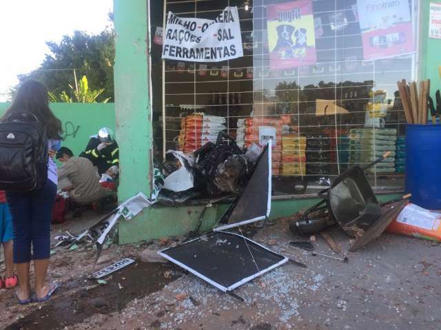 Ve&iacute;culo capota e beb&ecirc; &eacute; arremessado contra muro na L&uacute;dio Coelho