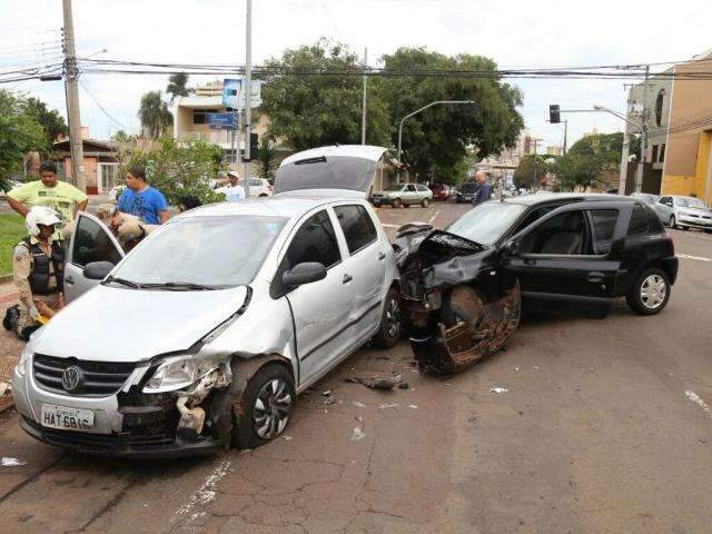 Acidente em cruzamento da regi&atilde;o central deixa carro destru&iacute;do