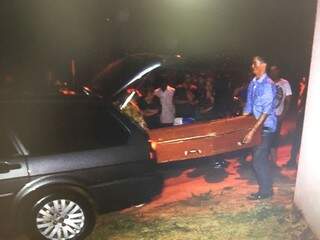 O corpo de Mayara sendo levado do local do crime pela a funerária (Foto: Direto das Ruas)