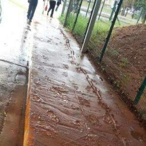 Na rua de casa ou até na rodoviária, lama vira problema após a chuva