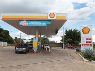 Posto cobra R$ 3,44 no litro da gasolina, mas só aceita pagamento em dinheiro (Foto: Fernando Antunes)