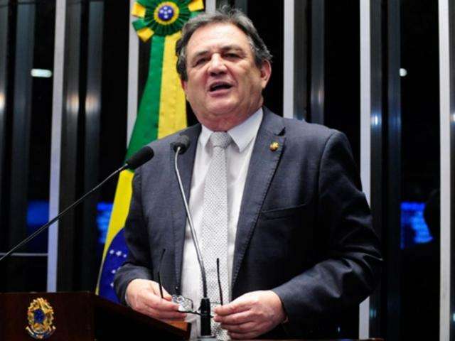Dilma &quot;empurrou&quot; d&iacute;vidas e n&atilde;o foi transparente, frisa Moka no Senado