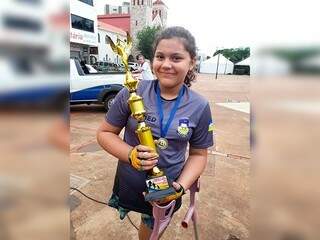 Izabela com troféu conquistado em competição estadual (Foto: Arquivo pessoal)