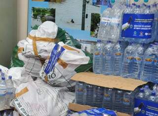Água e alimentos estão prontos para serem enviados (foto: João Garrigó/Campo Grande News)