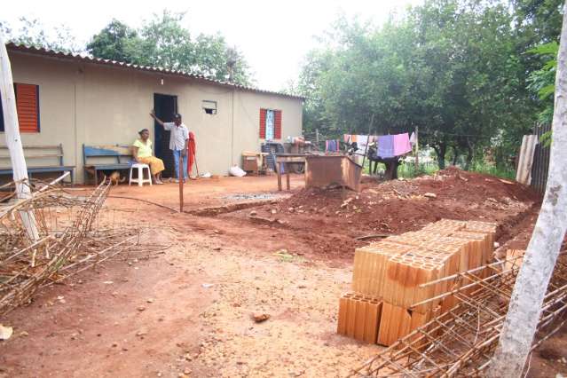 Abra&ccedil;o da m&atilde;e e casa erguida pelo pai esperam fam&iacute;lia presa por 22 anos