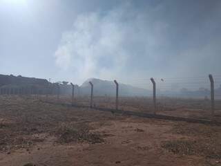 Com a fumaça constante, os moradores voltaram a acionar o Corpo de Bombeiros hoje (Foto: Mirian Machado)