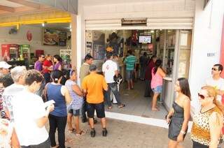 Para fazer uma &quot;fezinha&quot;, apostadores esperam na fila que se estende pela calçada na Lotérica da rua Calógeras. (Fotos:Rodrigo Pazinato)