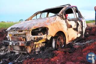 Carro foi destruído pelas chamas. (Foto: Marcos Tomé)