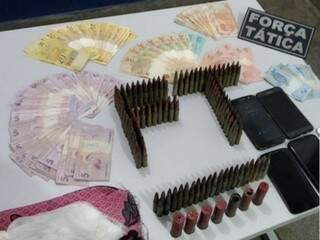 Munições, a drogas e o dinheiro apreendido com os jovens. (Foto: Diário Corumbaense) 