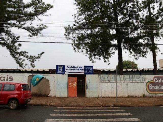 Sem merendeira, mães têm que cozinhar em escola municipal 