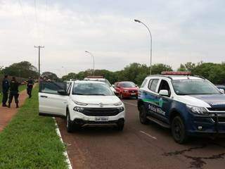 Momento em que a polícia fazia abordagem ao motorista do Fiat Toro (Foto: Henrique Kawaminami) 