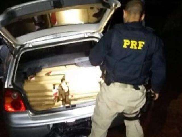 Adolescente foge da pol&iacute;cia e cai em barranco com Polo lotado de maconha