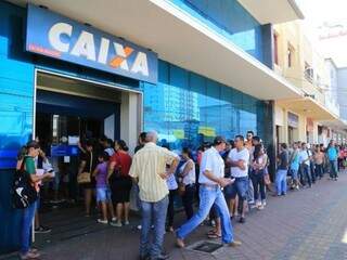 No sábado, clientes formaram filas gigantescas para sacar FGTS. (Foto: Marcos Ermínio)