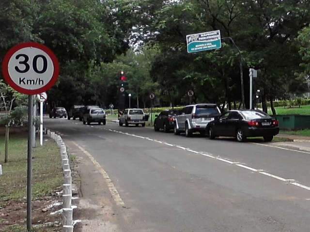  Motoristas desrespeitam regras e estacionam em local proibido 