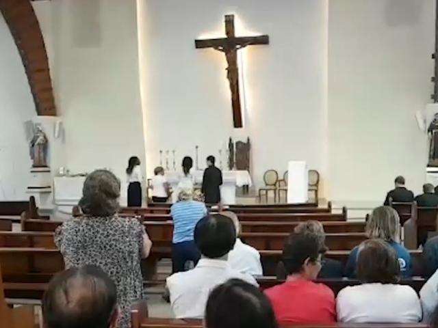 Missa dos Santos &Oacute;leos celebrada por dom Dimas re&uacute;ne centenas de fi&eacute;is