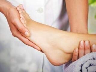 Aluno aprende a tratar patologias nos pés (Foto: Divulgação)