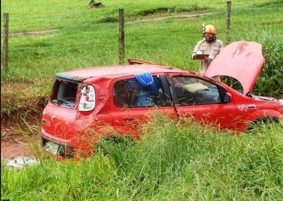 Fam&iacute;lia fica ferida ap&oacute;s carro capotar devido a aquaplanagem na MS-276