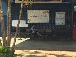 Silvia em escola municipal aguarda filhas terminarem exame, na tarde deste domingo. &quot;Foram 4 ônibus de ida e mais 4 de volta&quot;. (Foto: Bruna Kaspary)