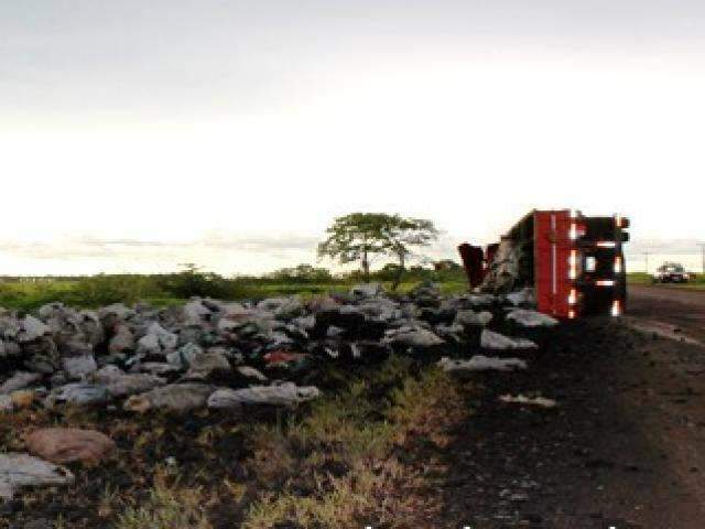 Carreta paraguaia tomba pr&oacute;ximo &agrave; Sidrol&acirc;ndia com 4 da mesma fam&iacute;lia dentro