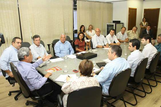  Governador recebe grupo de 7 empres&aacute;rios que querem se instalar em MS