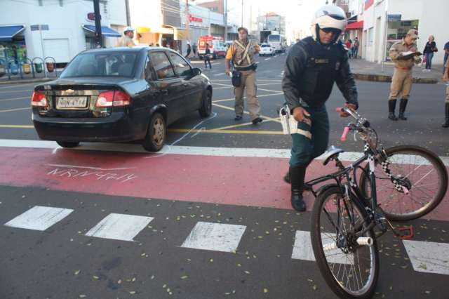 Adolescente de 17 anos fica ferido ao ser atropelado em ciclovia no centro 