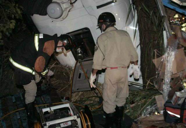  Motorista tomba carreta e fica preso &agrave;s ferragens na BR-163