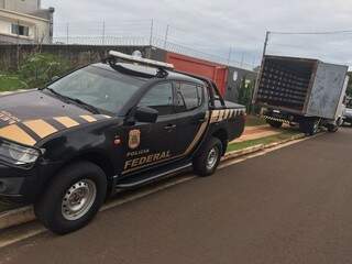 Polícia Federal usa caminhão para retirar produtos de residência no Carandá Bosque. (Foto: Guilherme Henri)