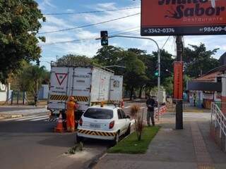 Instalação de semáforo foi feita na manhã desta sexta-feira, três meses após reportagem apresentar reclamação de moradores. (Foto: Direto das Ruas)