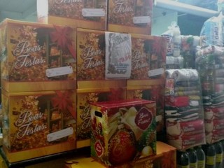 Cerca de 100 cestas natalinas são vendidas ao dia em um único box (Foto: Elci Holsback)