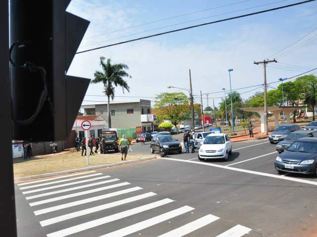  Mudan&ccedil;a na sinaliza&ccedil;&atilde;o da Via Morena gera acidente e reclama&ccedil;&otilde;es de moradores