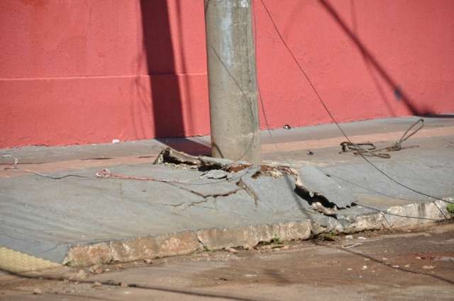 Caminh&atilde;o derruba fios, danifica poste e &#039;apaga&#039; parte da Vila Gl&oacute;ria