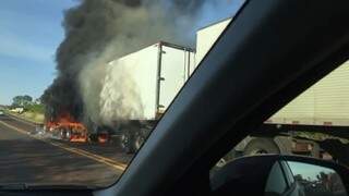 Carreta acabou incendiada ao tentar furar  bloqueio na BR-060, entre Campo Grande e Sidrolândia.
(Foto: Direto das Ruas)