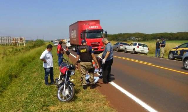 Dois s&atilde;o executados em rodovia por pistoleiros que estavam em Hilux preta