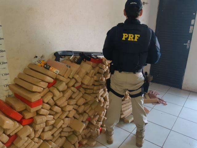 Dois s&atilde;o presos com mais de meia tonelada de maconha, armas e muni&ccedil;&otilde;es