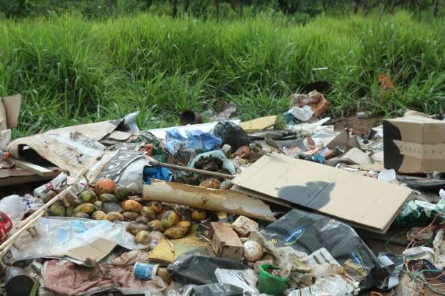 Zona rural abandonada: morador paga para manter rua e n&atilde;o ficar no escuro