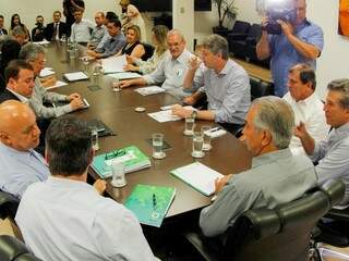 Reinaldo em reunião com o secretariado que definiu novas medidas para cortar gastos (Foto: Governo do Estado/Divulgação)