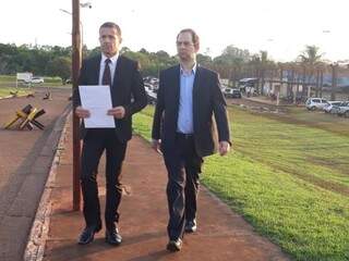 Advogado Zanone Manuel de Oliveira Júnior e o médico psiquiatria forense Hewdy Lobo na saída do presídio (Foto: Geisy Garnes)